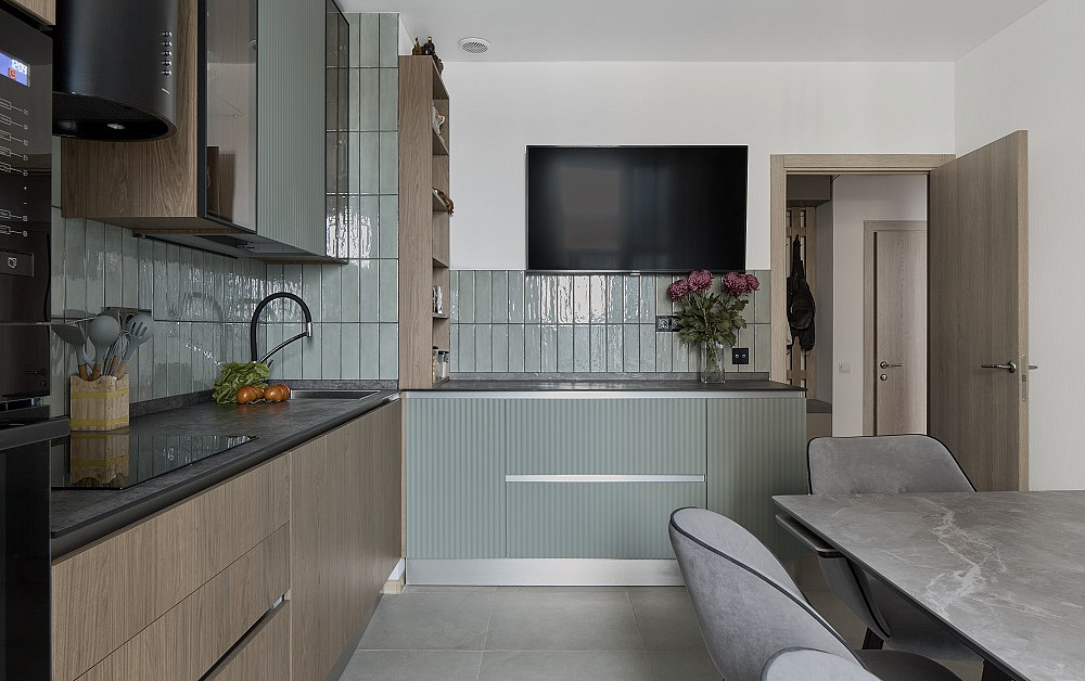 Шелфейно-древесная кухня с открытым хранением