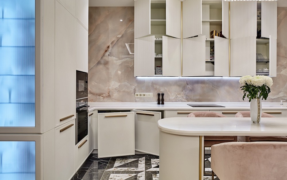 Пудрово-белоснежная П-образная кухня