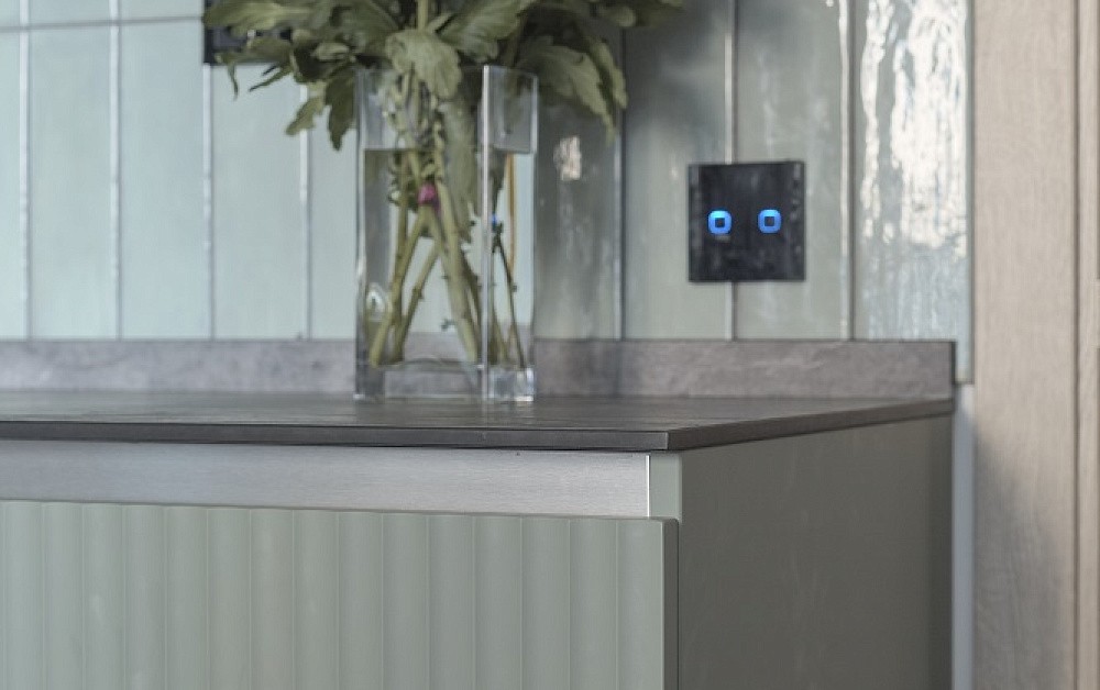 Шелфейно-древесная кухня с открытым хранением