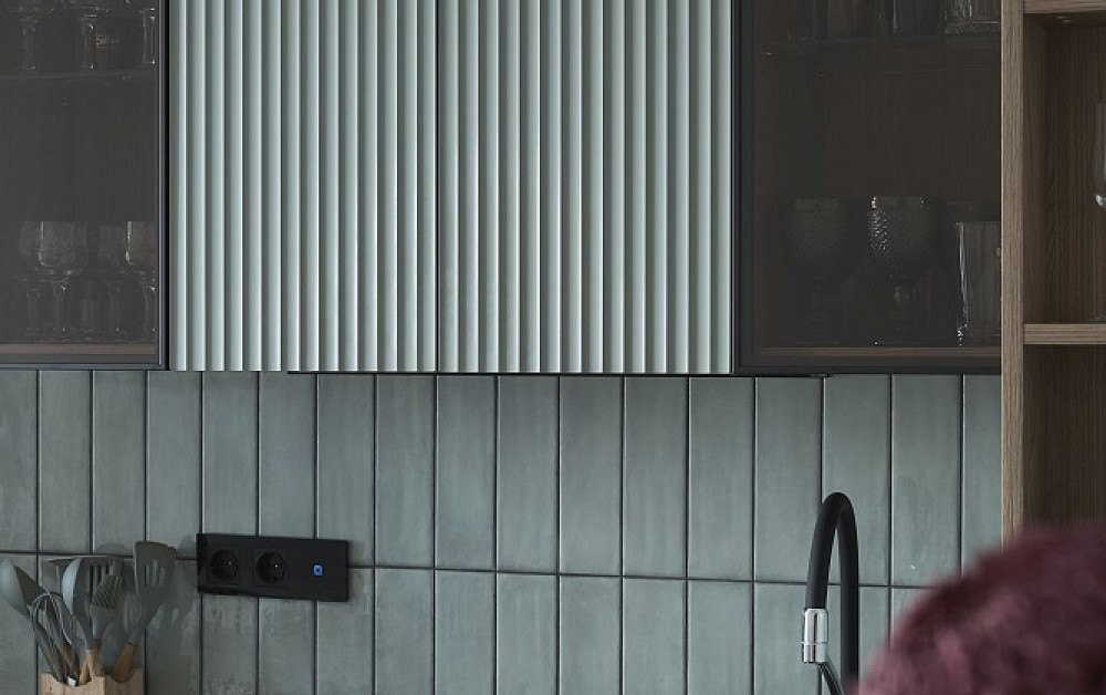 Шелфейно-древесная кухня с открытым хранением