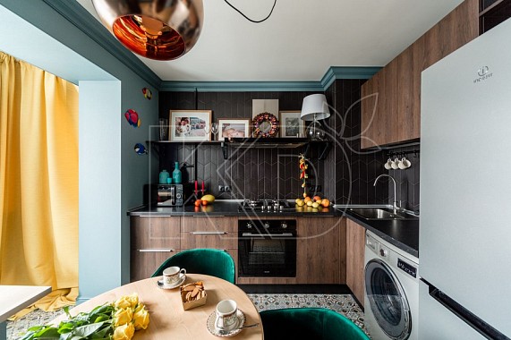 Угловая кухня в коричневых тонах