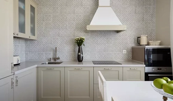 Светлая кухня в Сочи