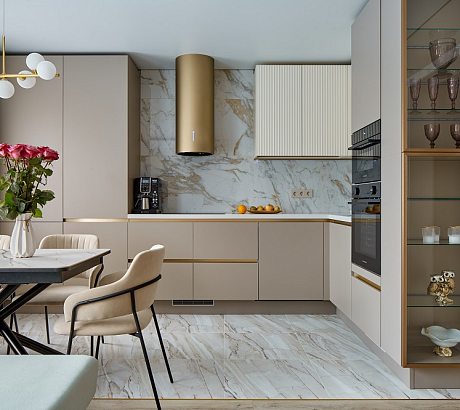 Роскошная песочная кухня с мраморно-золотыми акцентами